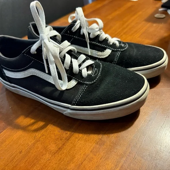 Youth 6 Vans Classic Black and White Low-Tops - Picture 5 of 9